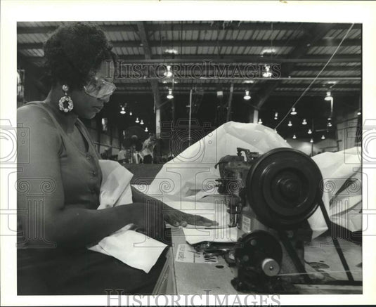 1993 Press Photo Cheryl Martin of the Foster Corporation, sews a large tent. - Historic Images