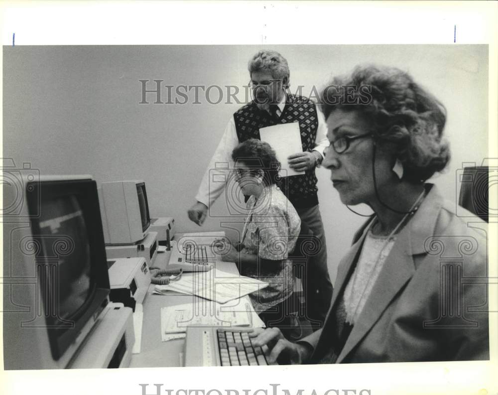 1989 Press Photo Richard Marshall helps Charlotte Voltz at UNO Jefferson Center - Historic Images