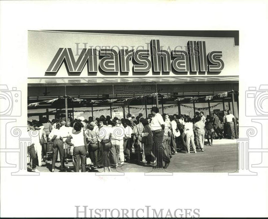 1986 Press Photo People gathered at Marshalls Store - Historic Images