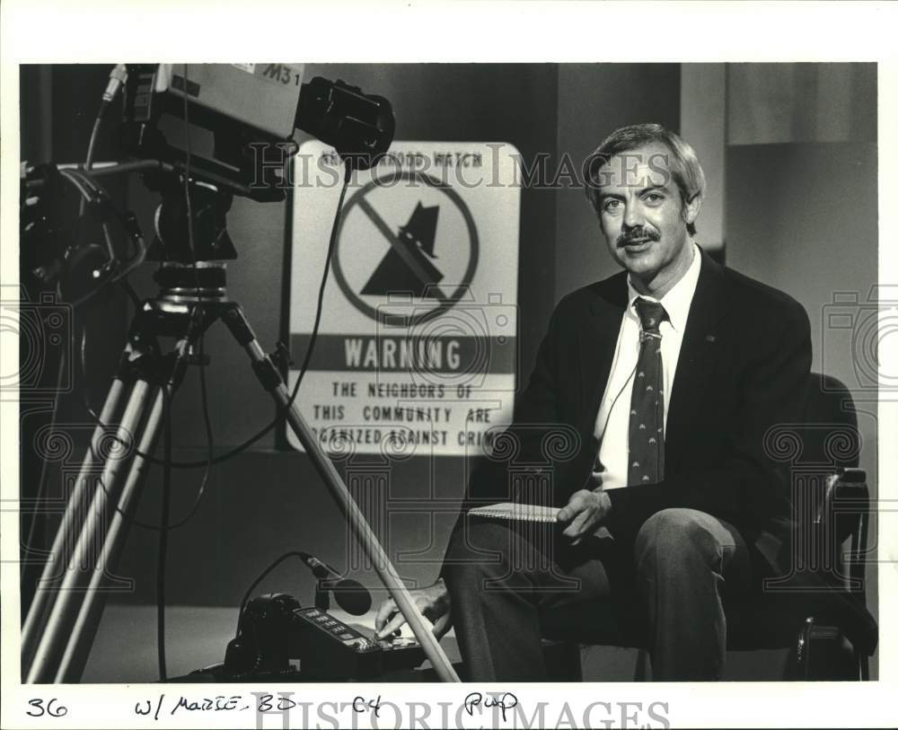 1986 Press Photo John Marie, NOPD&#39;s Public Information officer on Cox Cable set - Historic Images