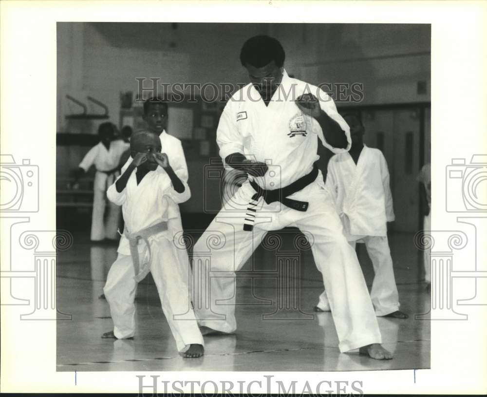 1990 Press Photo Russel Durosseau instructs Bryant Moses at martial arts class - Historic Images