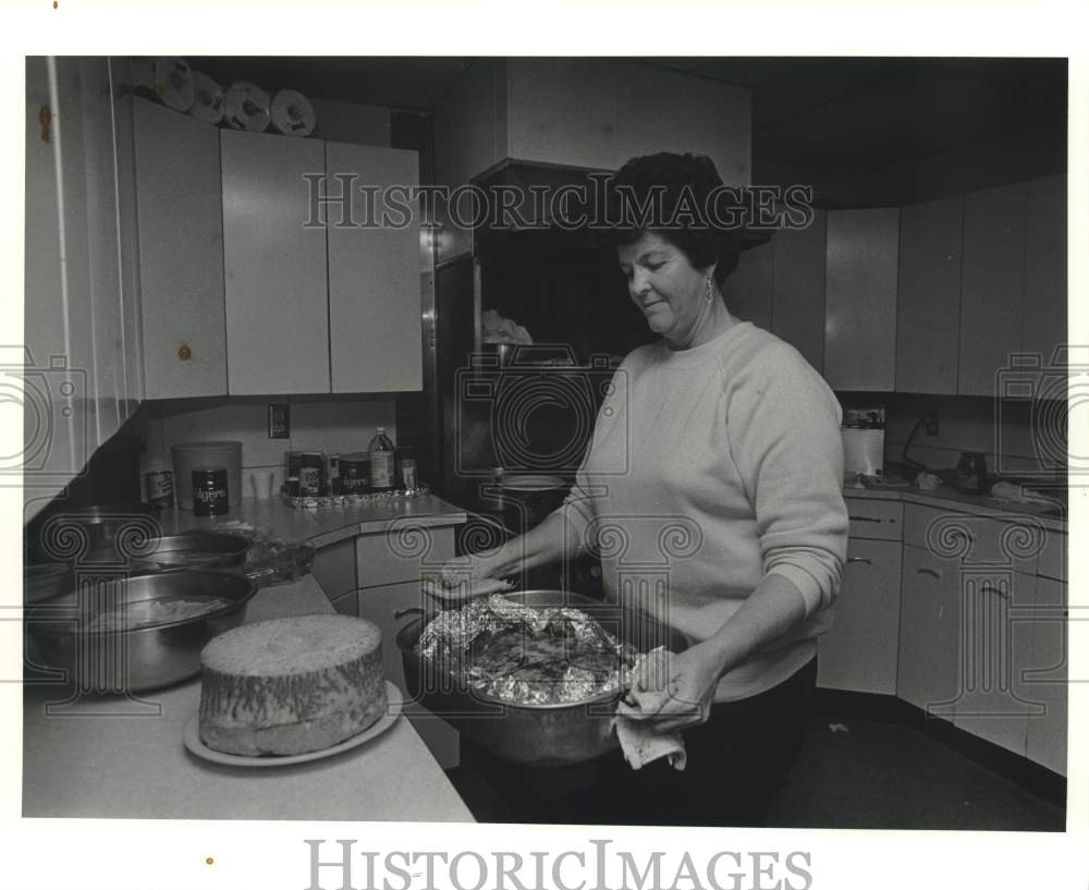 1987 Press Photo Jerline Martien in the kitchen preparing dinner - Historic Images