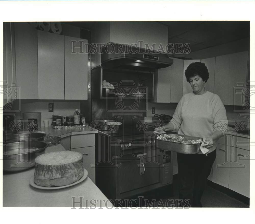 1987 Press Photo Jerline Martien, towboat cook, aboard Lydia Campbell - Historic Images