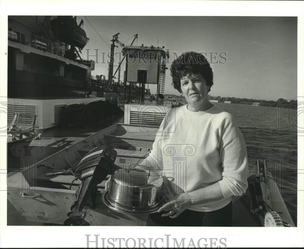 1987 Press Photo Jerline Martien, towboat cook, aboard Lydia Campbell - Historic Images