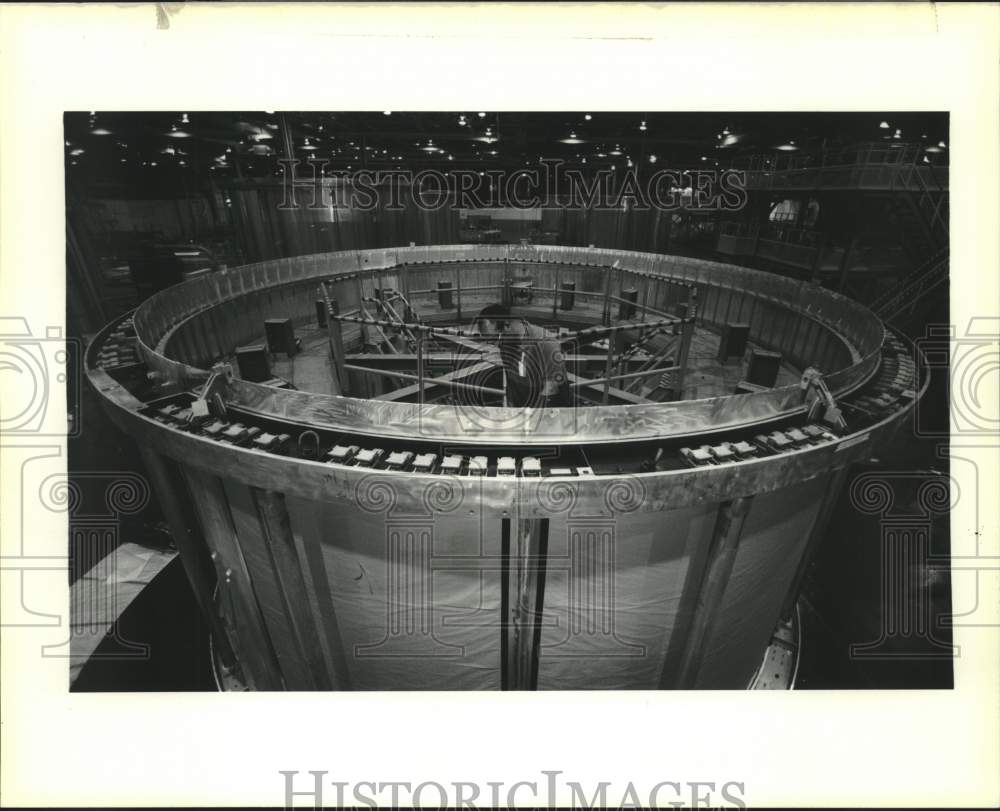1990 Press Photo Nate Gadison installs a "Z Frame" to a liquid hydrogen tank - Historic Images