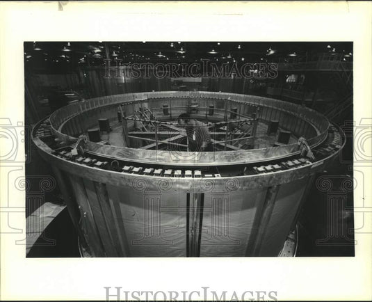 1990 Press Photo Nate Gadison installs a "Z Frame" to a liquid hydrogen tank - Historic Images