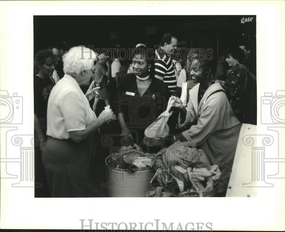 1993 Press Photo &quot;Black Ladies&quot; collecting food for Saints Wives food Drive - Historic Images