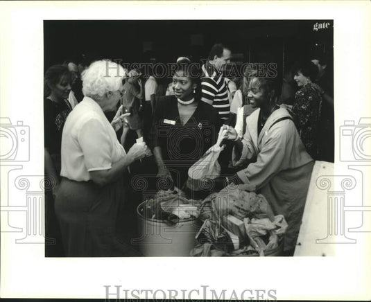 1993 Press Photo "Black Ladies" collecting food for Saints Wives food Drive - Historic Images