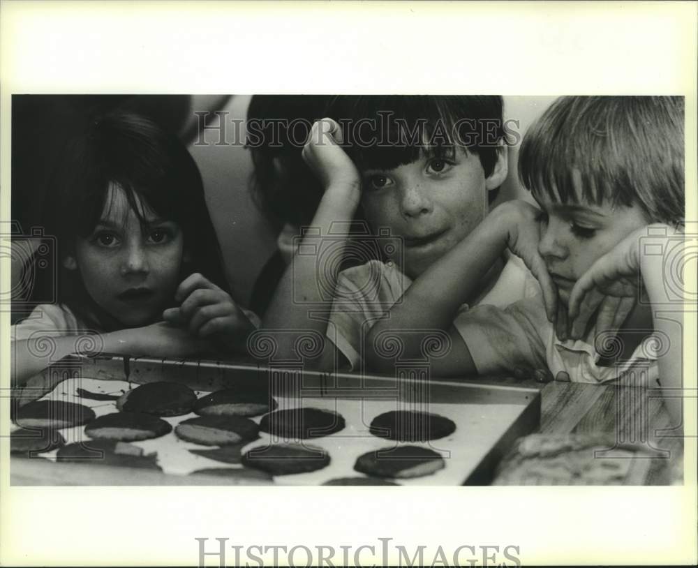 1989 Press Photo Rudolph Matas School students visit the Patty&#39;s Cake Shop - Historic Images