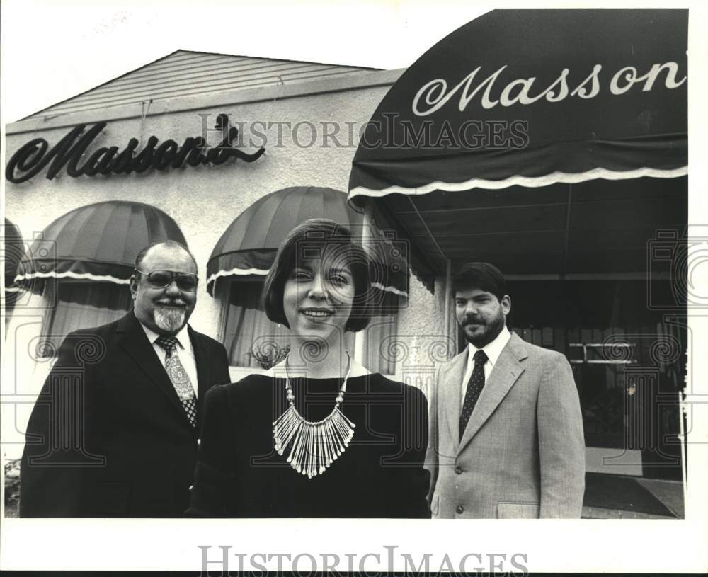 1987 Press Photo Ernie, Debbie &amp; Albert Jr. Masson outside the family Restaurant - Historic Images