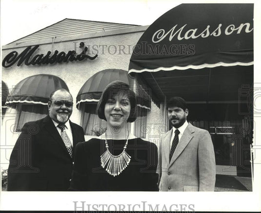 1987 Press Photo Ernie, Debbie & Albert Jr. Masson outside the family Restaurant - Historic Images