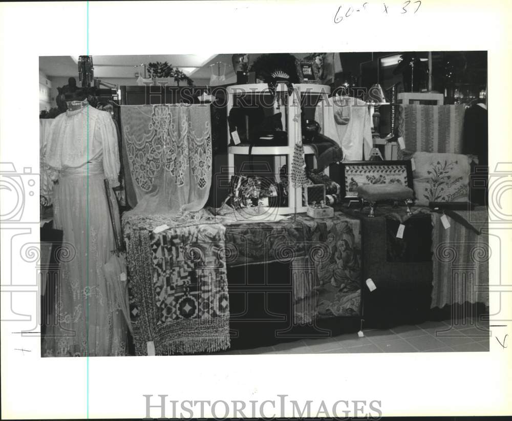 1991 Press Photo Karen Masters&#39; booth at Esplanade Shopping Center in Kenner - Historic Images