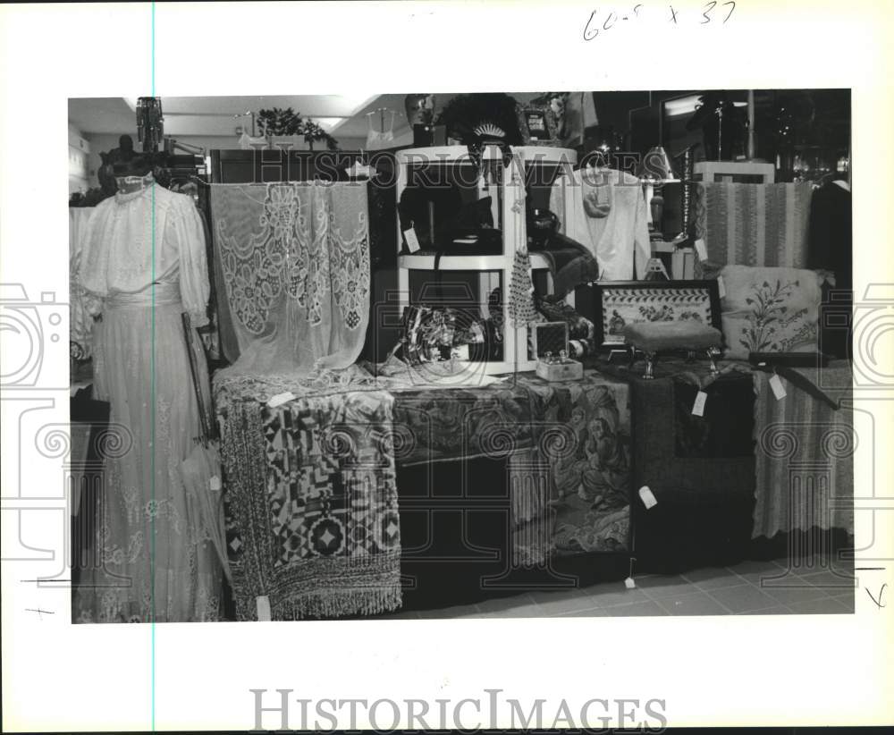 1991 Press Photo Karen Masters' booth at Esplanade Shopping Center in Kenner - Historic Images