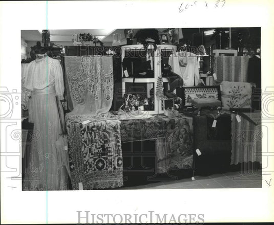 1991 Press Photo Karen Masters' booth at Esplanade Shopping Center in Kenner - Historic Images