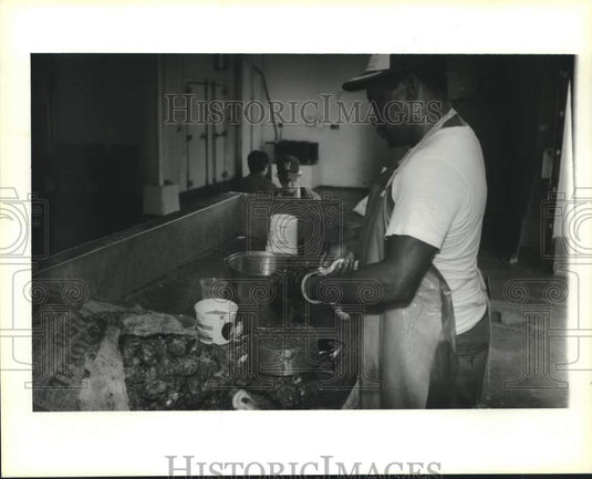 1993 Press Photo Amos Martin shuck oyster at P.J.s' seafood market - Historic Images