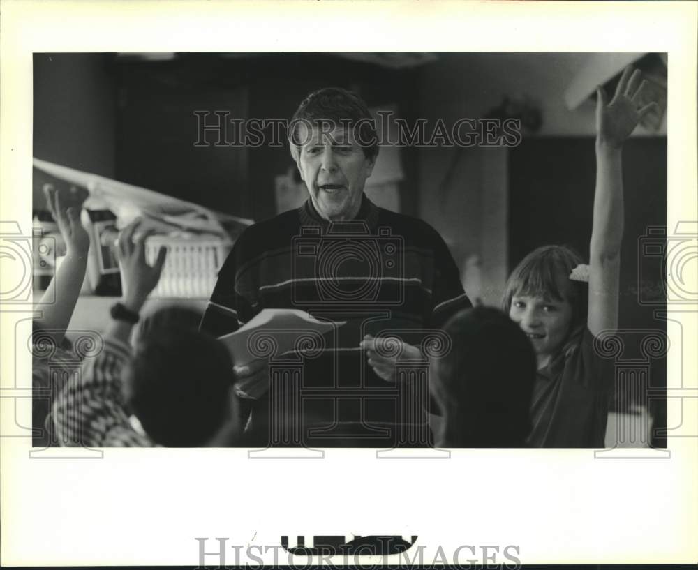 1989 Press Photo Author Bill Martin Jr. directs students at Meraux Elementary - Historic Images