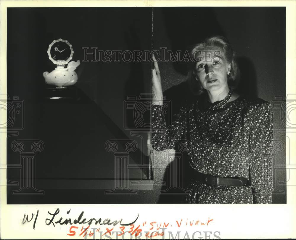 1988 Press Photo Mrs. George Lindemann With Cartier Mystery Clock, New Orleans - Historic Images