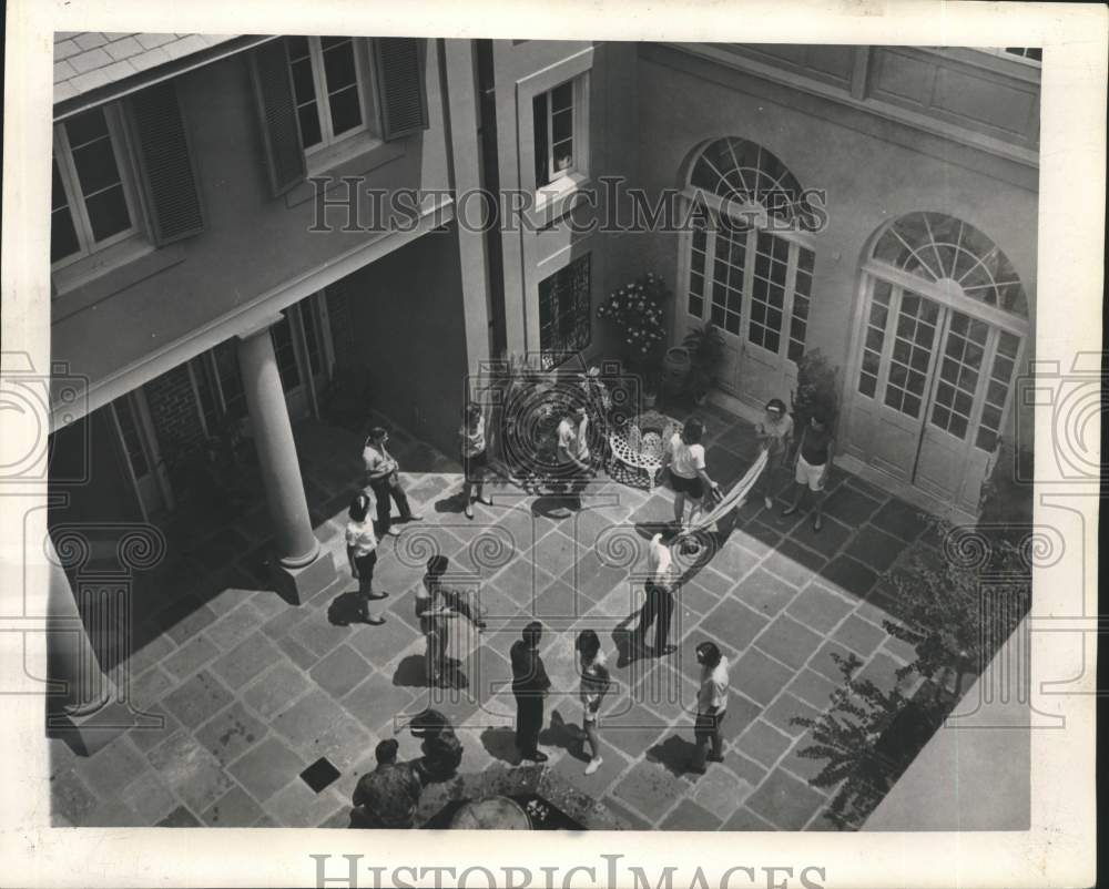 1963 Press Photo Members Of Le Petit Theatre&#39;s Teen Club Enjoy New Patio - Historic Images