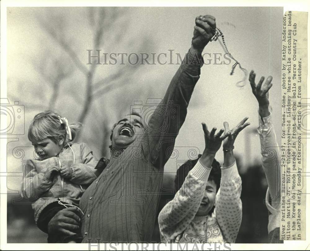 1987 Press Photo Milton Martin Jr. &amp; others catch beads at Krewe du Monde parade - Historic Images