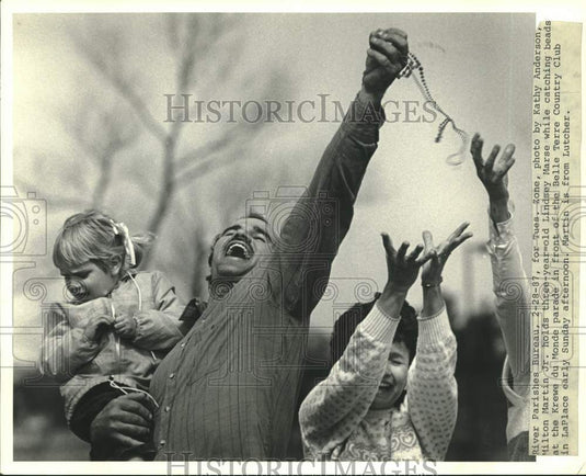 1987 Press Photo Milton Martin Jr. & others catch beads at Krewe du Monde parade - Historic Images