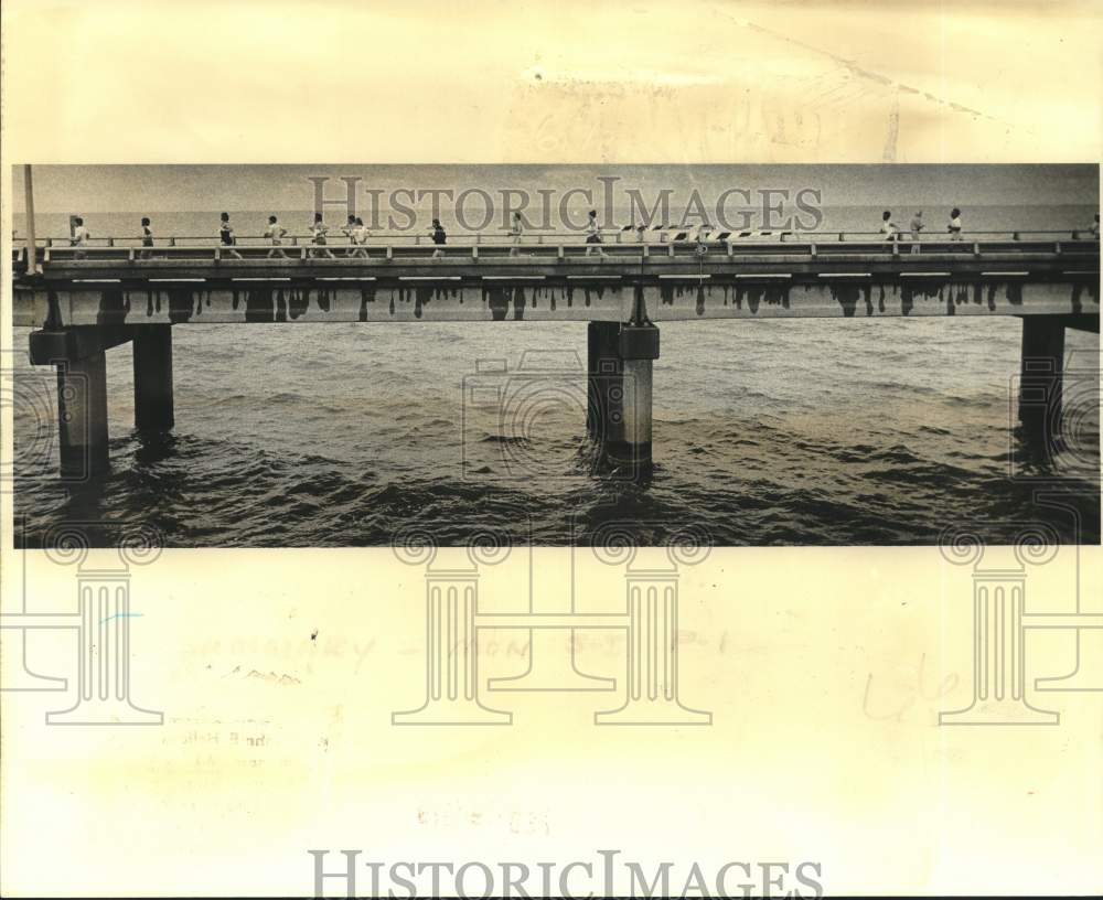 1979 Press Photo Runners In Perrier Mardi Gras Marathon Cross Lake Ponchartrain- Historic Images