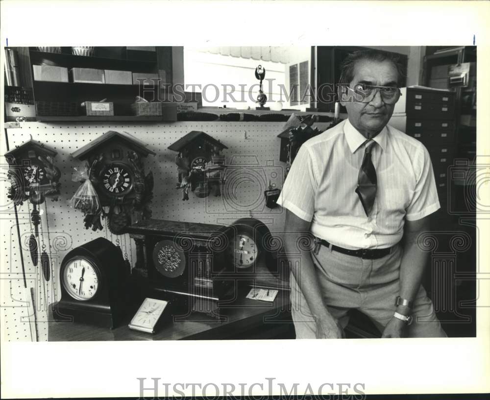 1989 Press Photo Clock Repairman Rafael Marquez, 72, Fixing Clocks For 64 Years - Historic Images