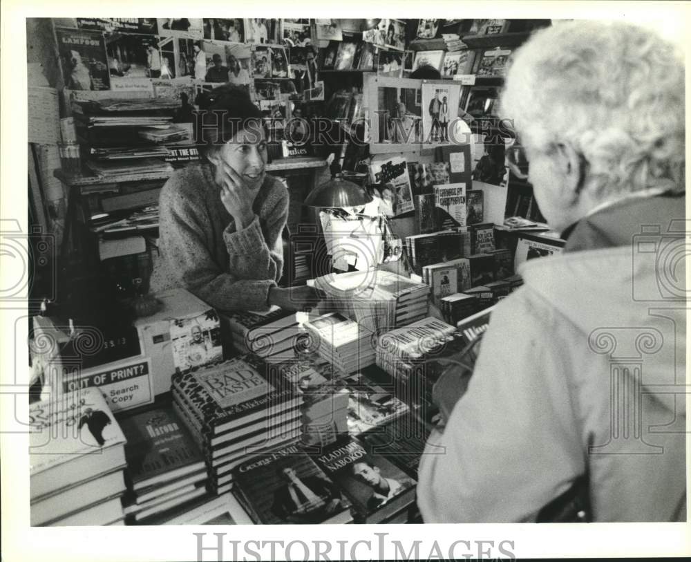 1990 Press Photo Rhoda Faust of the Maple Leaf Bookstore with a customer. - Historic Images