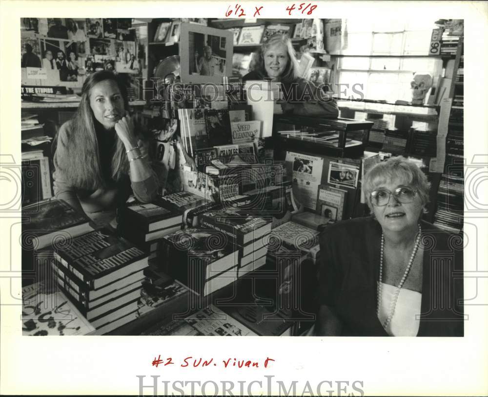 1989 Press Photo Rhoda Foust with customers of the Maple Street Book Store. - Historic Images