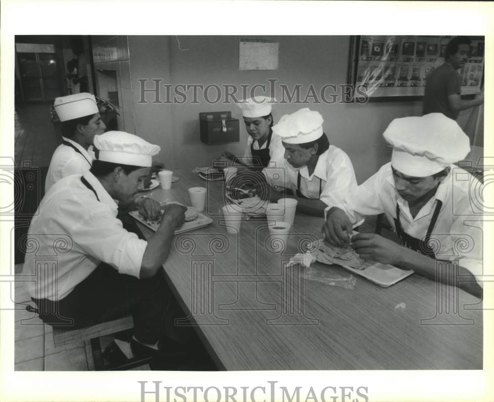 1991 Press Photo Maquel Adores, crew eating lunch - Historic Images