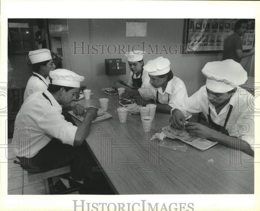1991 Press Photo Maquel Adores, crew eating lunch - Historic Images