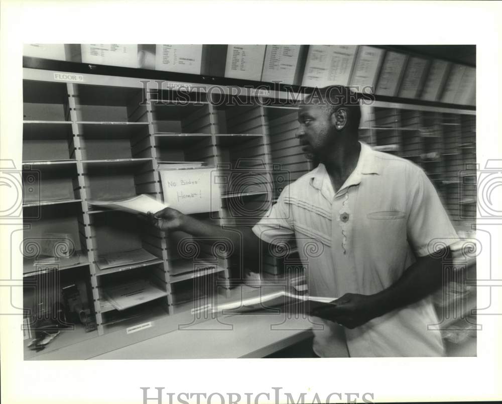 1995 Press Photo Former inmate John Lewis sorts mail in CNG Production mail room - Historic Images