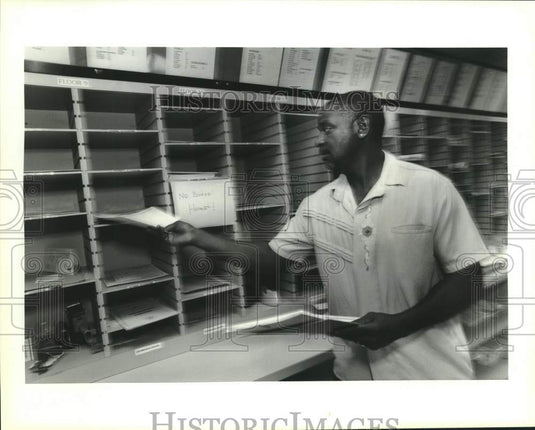 1995 Press Photo Former inmate John Lewis sorts mail in CNG Production mail room - Historic Images