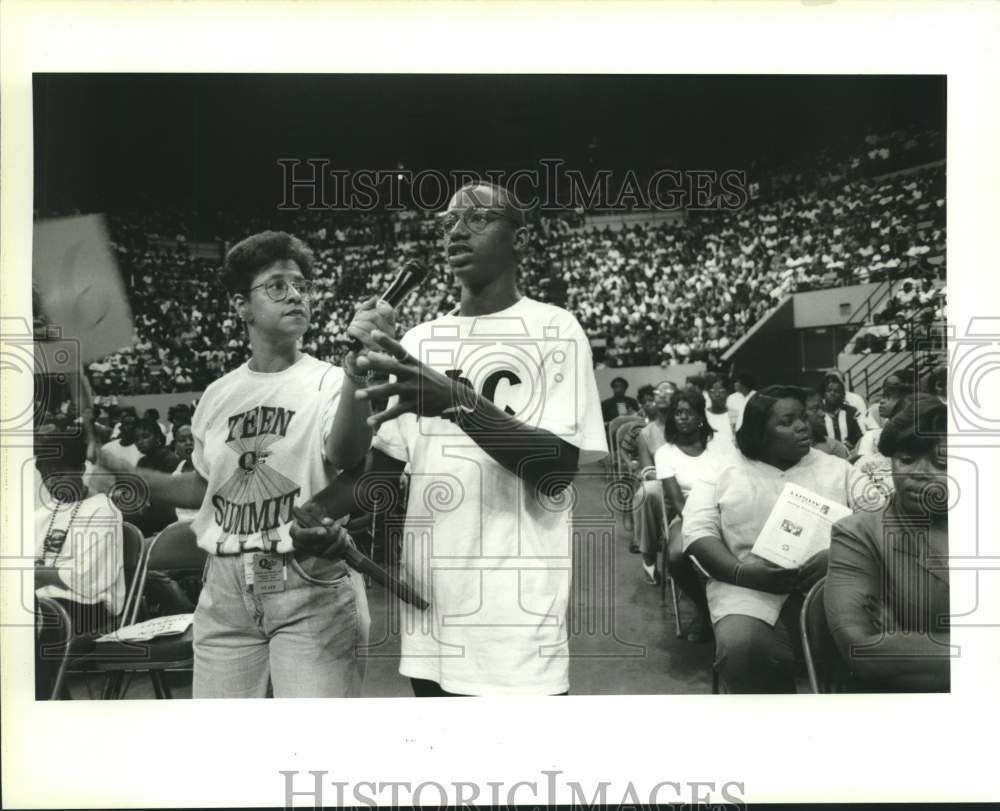 1995 Press Photo Akellies Lorden At Teen Summit held at the UNO Lakefront Arena - Historic Images