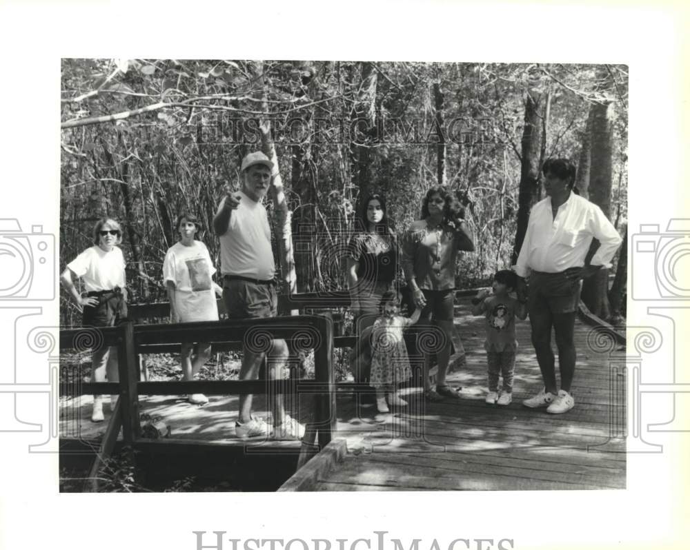 1993 Press Photo Doctor Bob Thomas with guests at Louisiana Nature trail - Historic Images