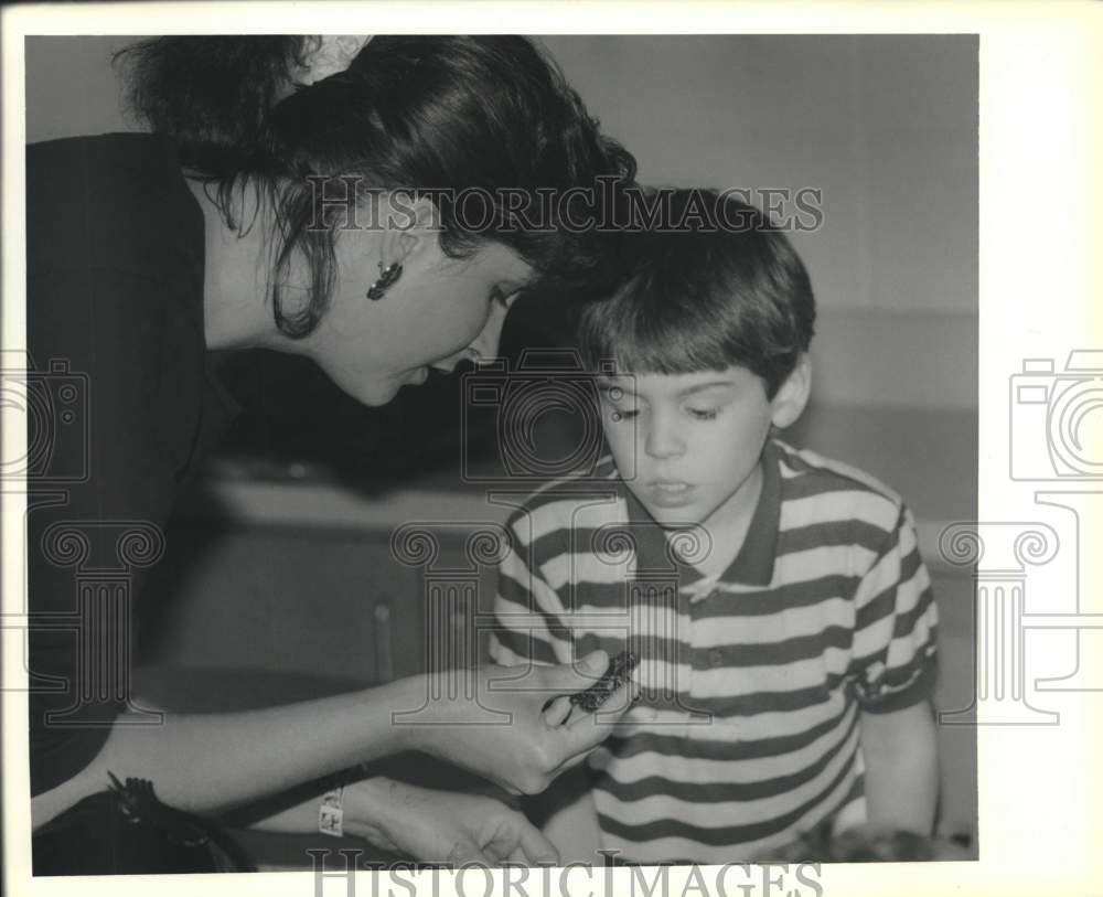 1991 Press Photo Christian Cagle examines frog &amp; instructor Karen Blust explains - Historic Images