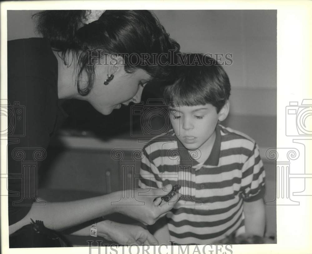 1991 Press Photo Christian Cagle examines frog & instructor Karen Blust explains - Historic Images