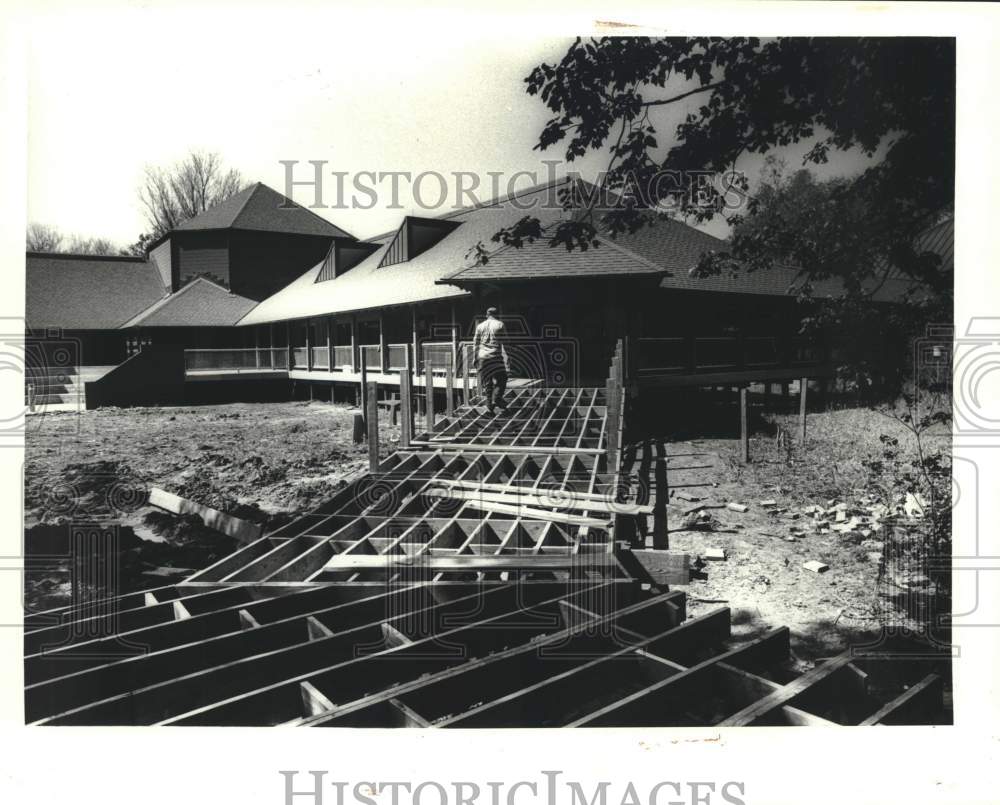 1987 Press Photo Wooden pathway assembled at Louisiana Nature &amp; Science Center - Historic Images