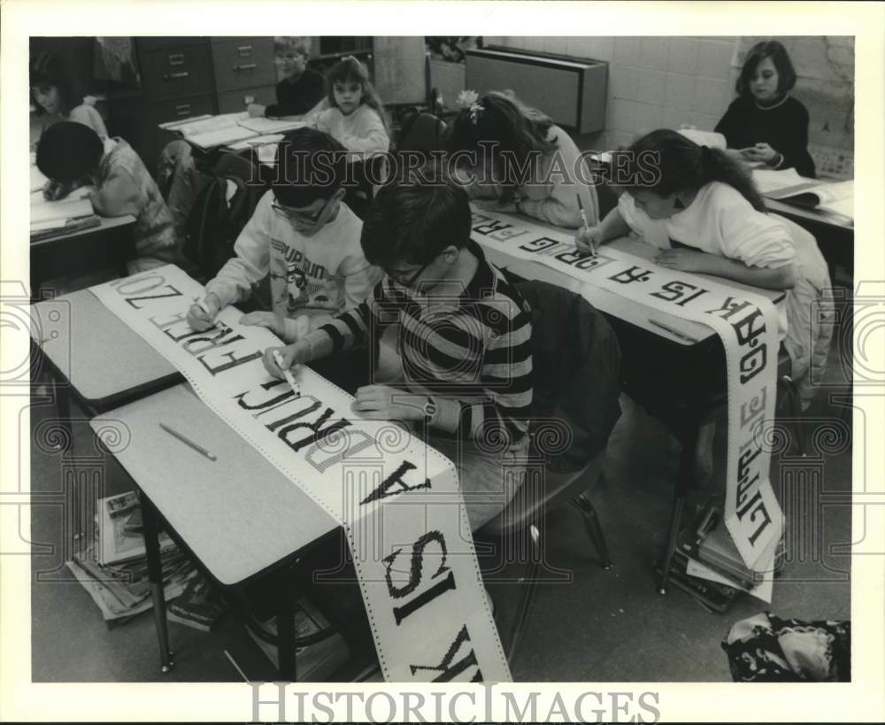 1990 Press Photo Students banners for anti-drug rally at Little Oak Elementary - Historic Images