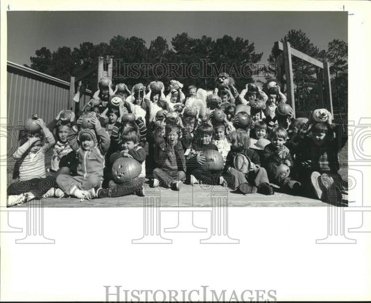 1989 Press Photo Little Red School House for pumpkin decorating contest - Historic Images