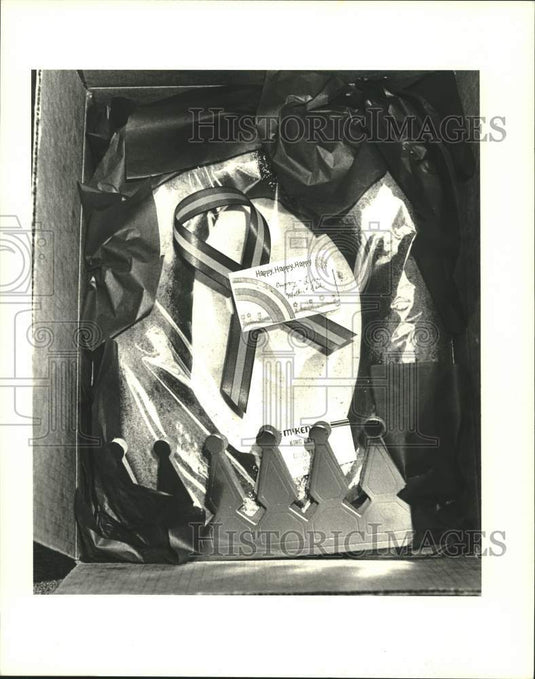 1987 Press Photo Mardi Gras King Cake ready to mail. - Historic Images