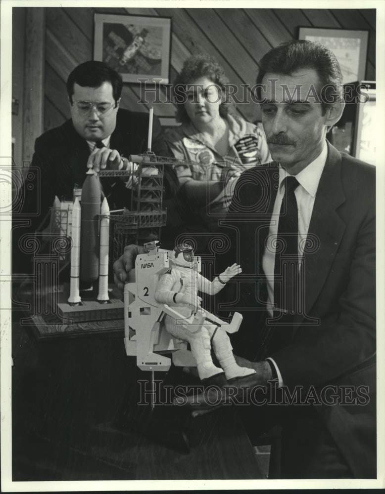 1988 Press Photo Philip Knisht &amp; Frank Sietzen, space models-Nature &amp; Science - Historic Images