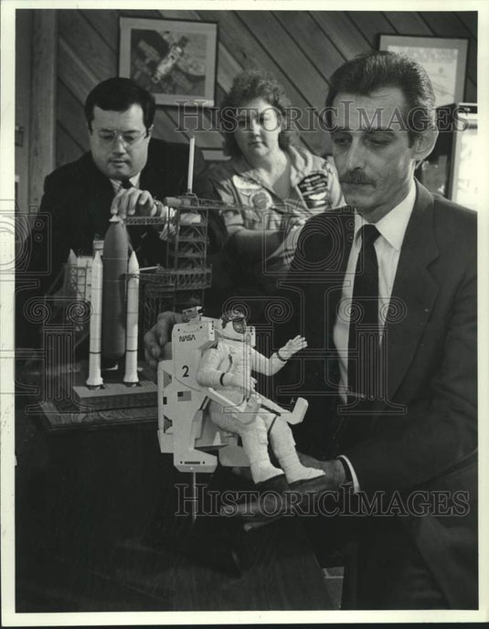 1988 Press Photo Philip Knisht & Frank Sietzen, space models-Nature & Science - Historic Images