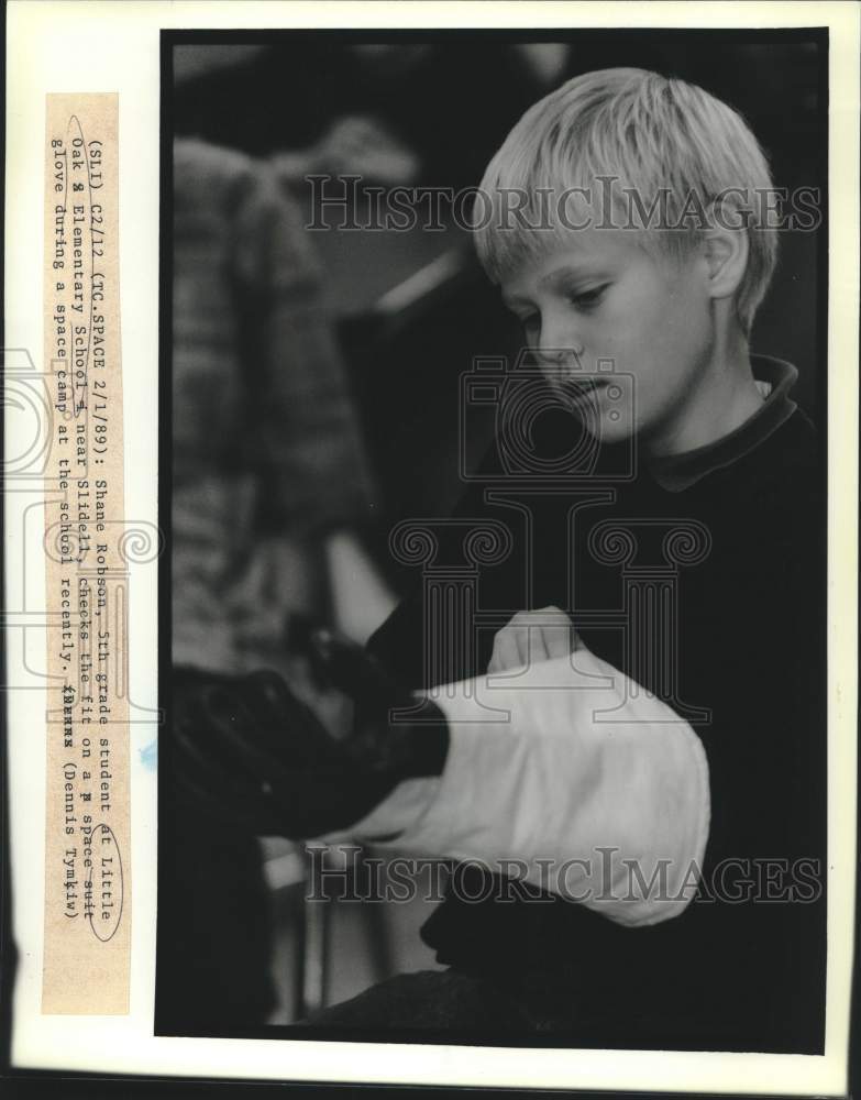 1989 Press Photo Shane Robson checks fit of a space suit, Little Oak Elementary. - Historic Images