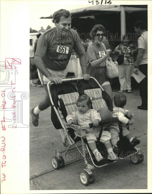 1987 Press Photo Jim Gosey, his wife, & children in the Fun Run for Computers. - Historic Images