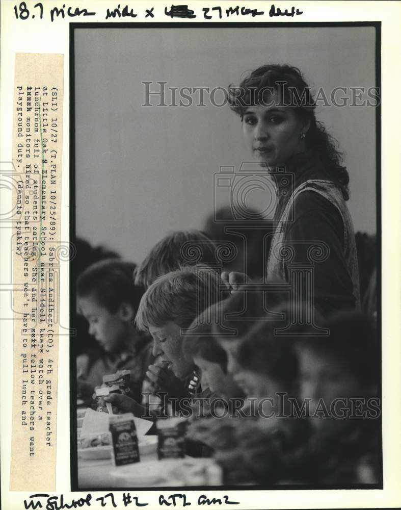 1989 Press Photo Sabrina Audibert monitoring the lunchroom at Little Oak School - Historic Images