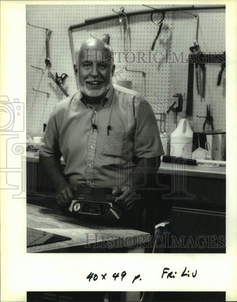 1993 Press Photo Craige Loewe, host of The Handyman Show on WVUE - Historic Images