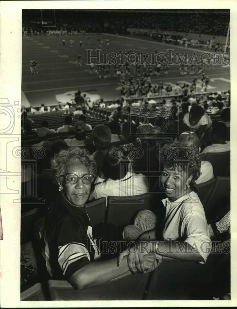 1987 Press Photo Melva Lipps &amp; Sybil Valentine- Mother &amp; Sister of Louis Lipps - Historic Images