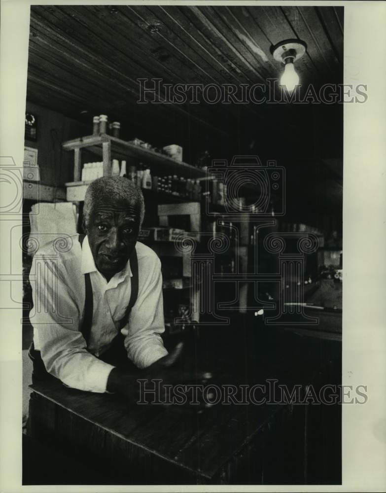 1987 Press Photo Purvis Lewis talks about Jim Brown in his grocery store - Historic Images