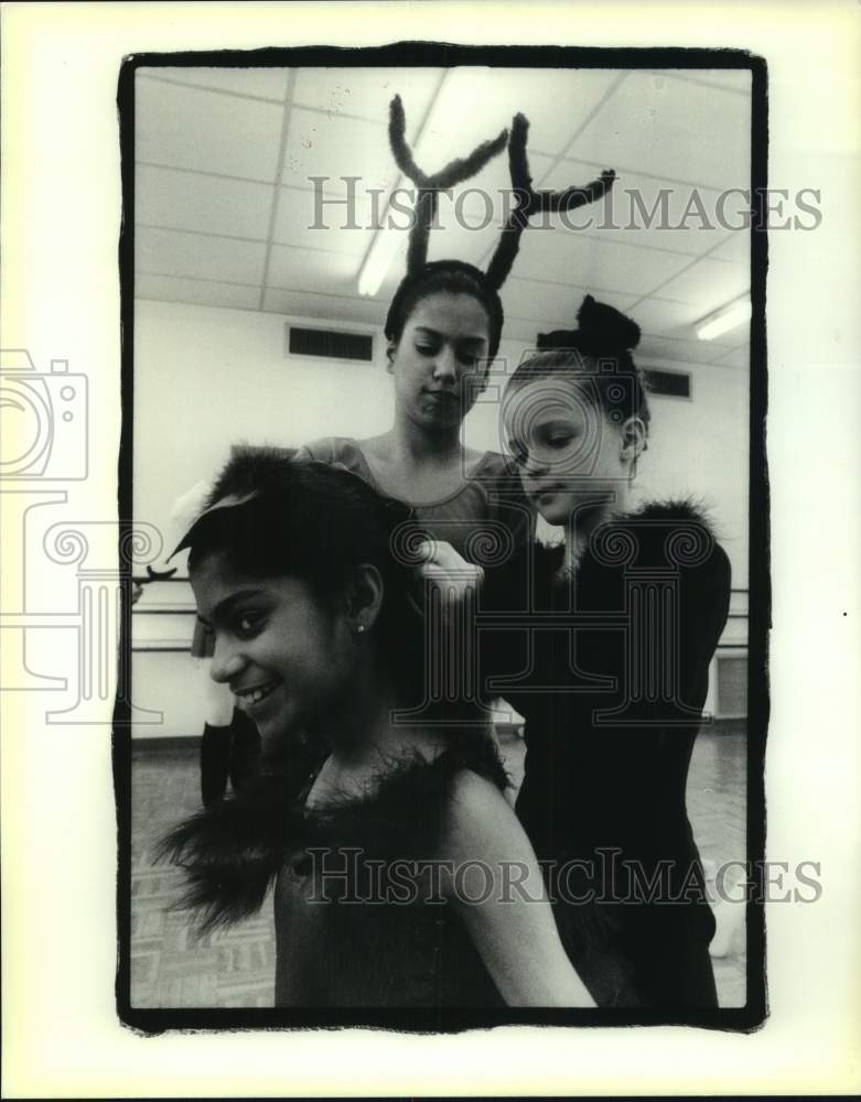 1990 Press Photo Primping for a performance of Peter &amp; The Wolf ballet. - Historic Images