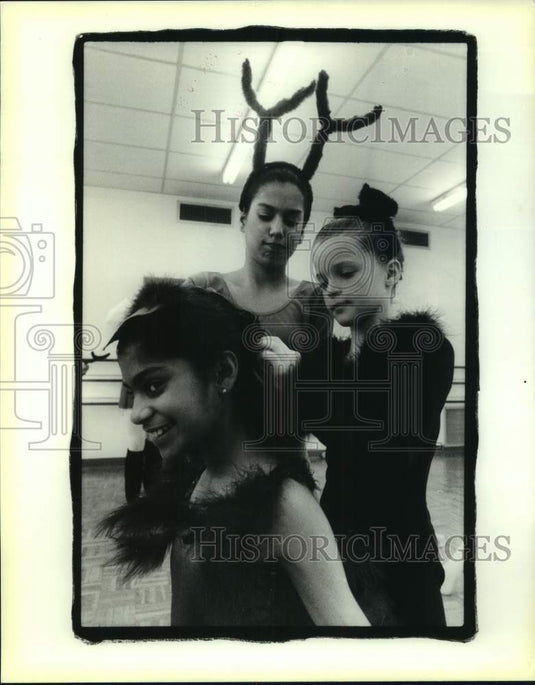 1990 Press Photo Primping for a performance of Peter & The Wolf ballet. - Historic Images